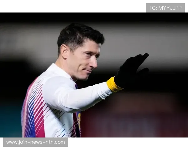 莱万坚守巴萨承诺，稳定更衣室情绪至关重要