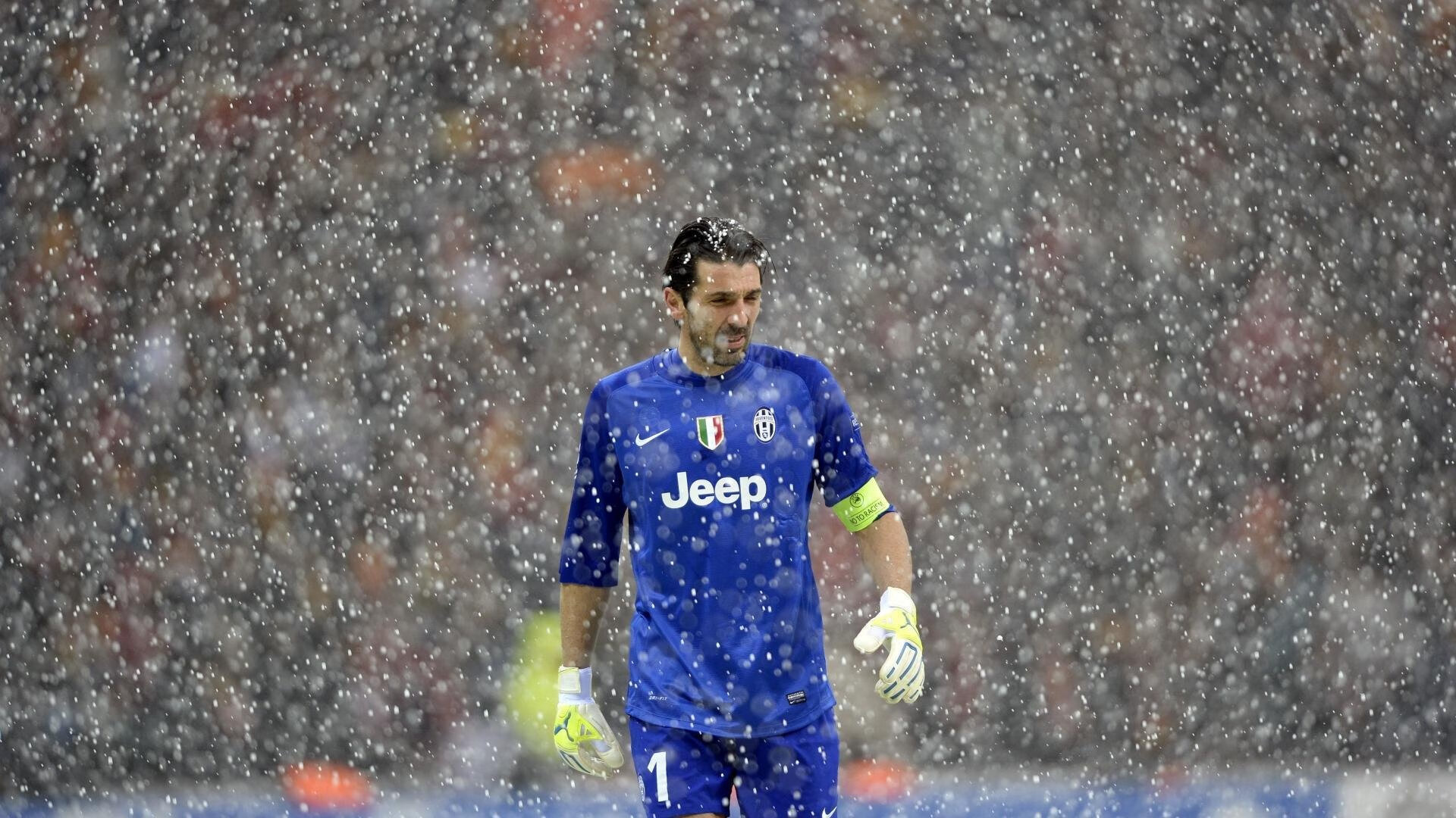 “村BA赛场升级照明首夜赛” 观众坐在拖拉机和板凳上围观