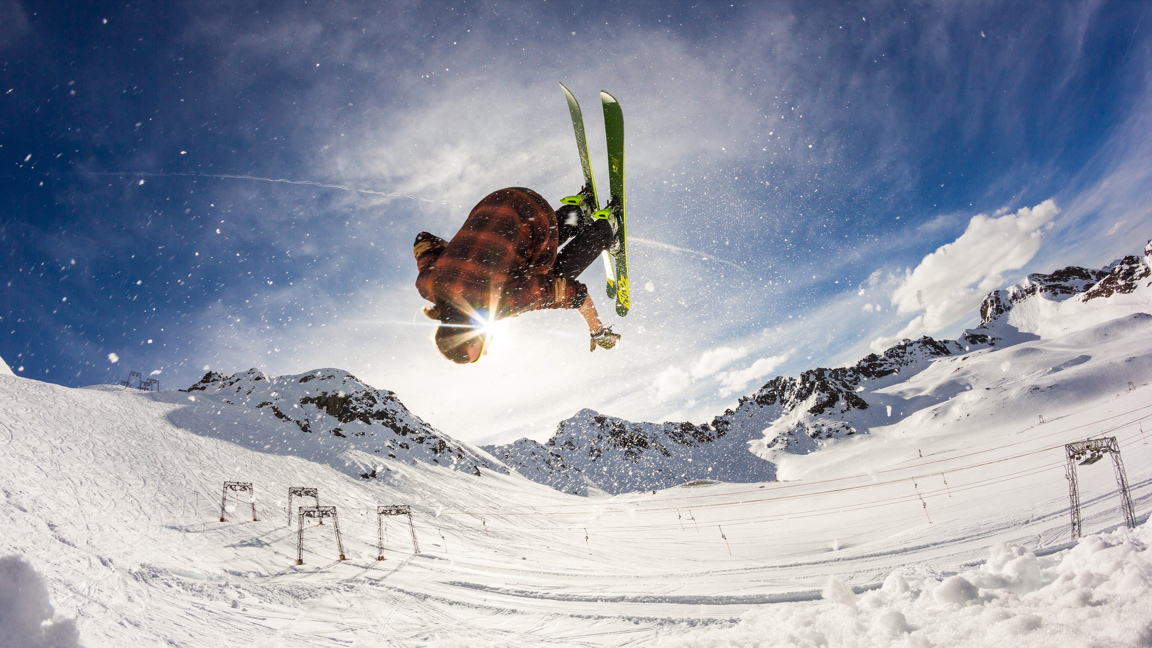 城市轮滑马拉松起跑 选手身着彩装风驰电掣，轮滑马拉松最好成绩